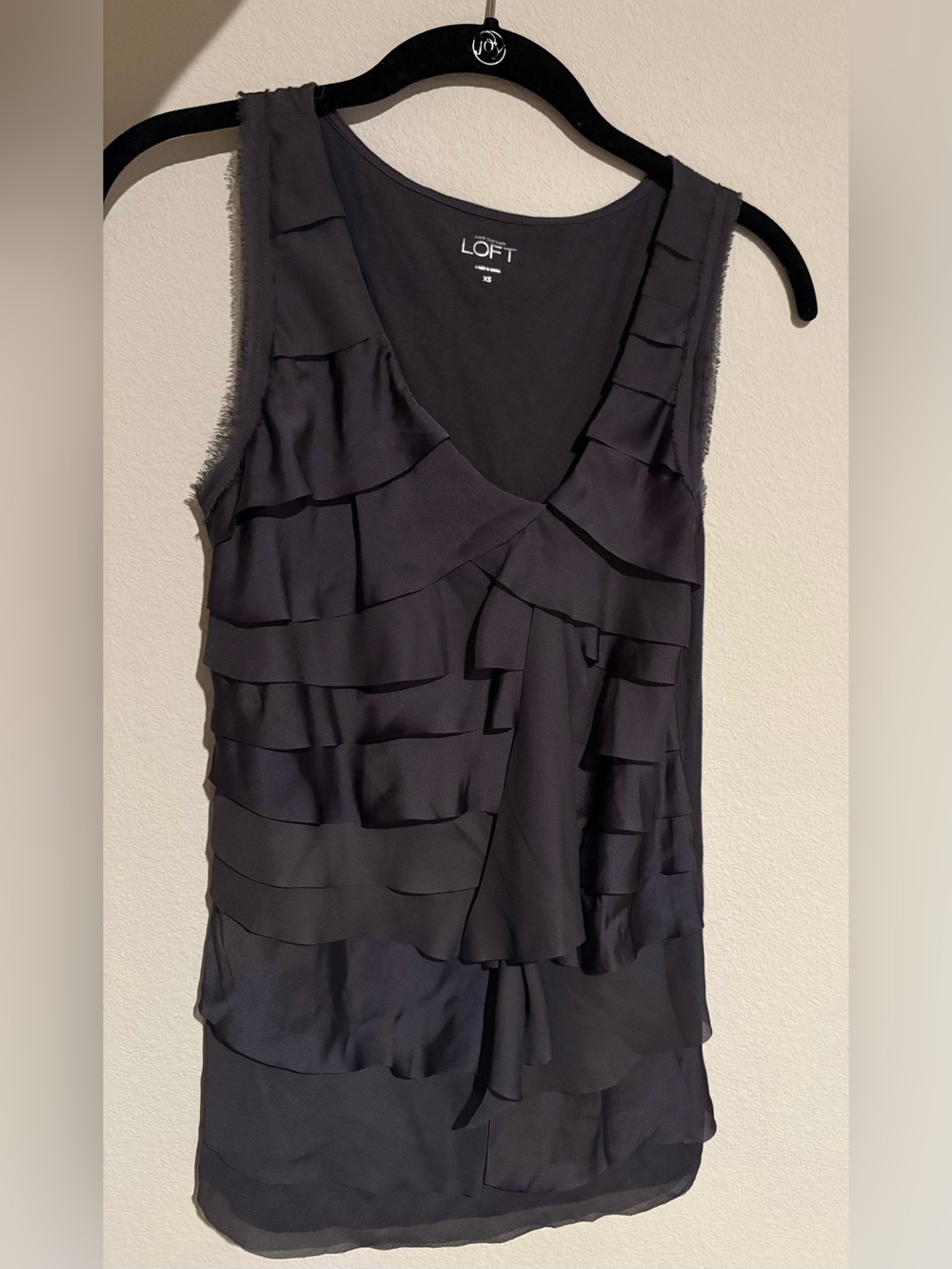 🩶 Ann Taylor LOFT Ruffle Sleeveless Blouse | Women’s XS | Charcoal Gray 🩶